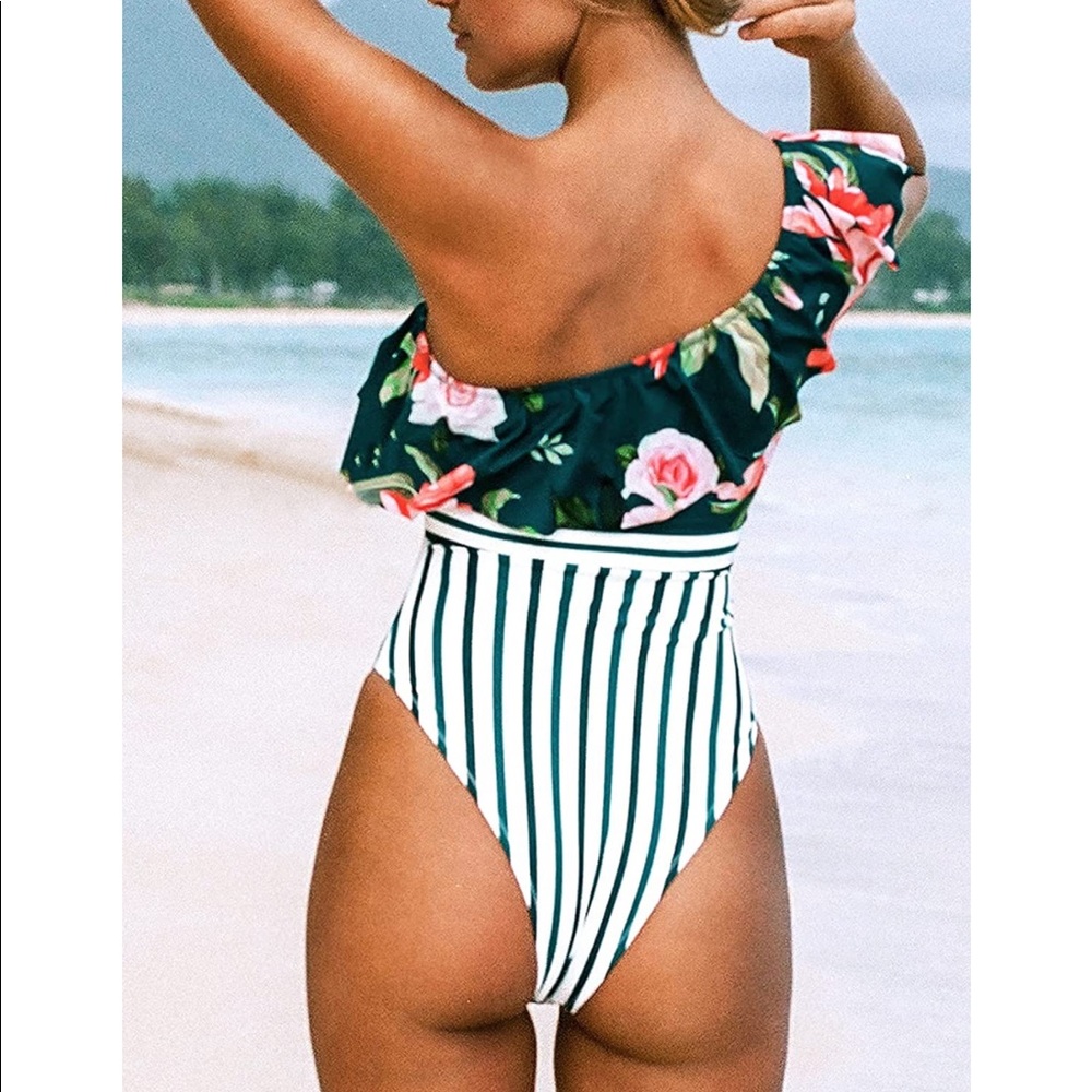 CUPSHE Swimsuit - Picture 3 of 6